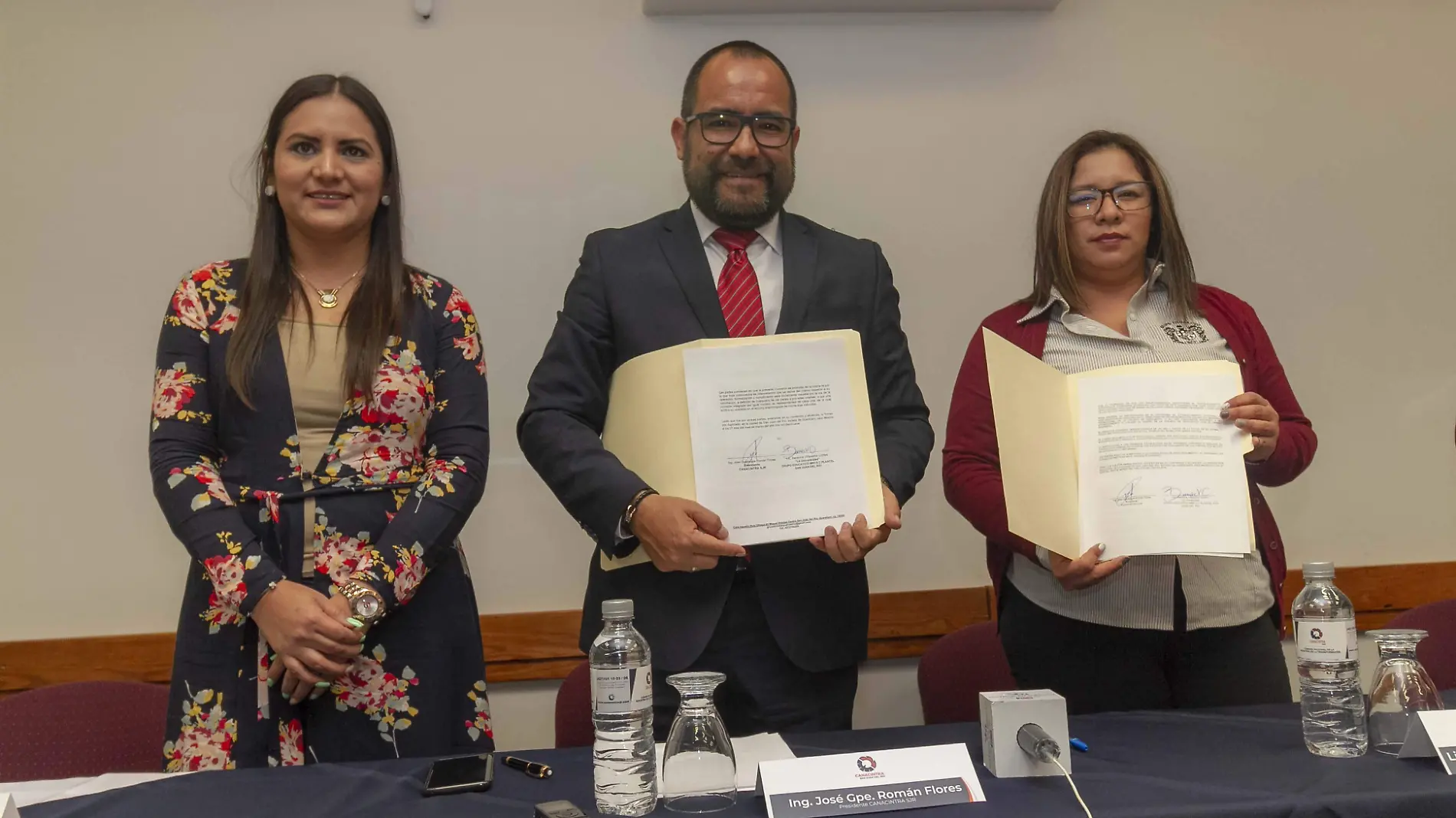 Con la firma del convenio se beneficia con becas de descuento a trabajadores y sus familiares. Foto César Ortiz